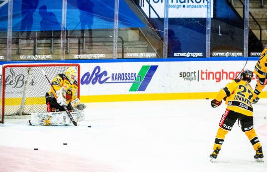 Luleås målvakt David Rautio och Nils Lundkvist