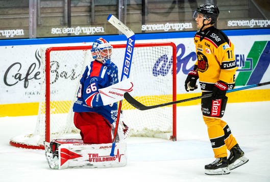 Oskarshamns målvakt Tex Williamsson deppar medan Luleås