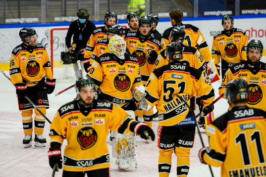 Luleås målvakt David Rautio jublar med lagkamrater
