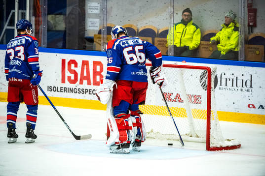 Oskarshamns målvakt Tex Williamsson och Oscar Sundh deppar