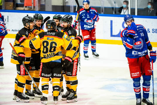 Luleås Niklas Olausson jublar med lagkamrater