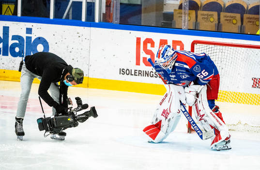 Oskarshamns målvakt Tex Williamsson  och Cmores fotograf