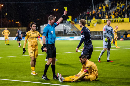 Kristoffer Hagenes, referee, and Viljar Helland Vevatne of