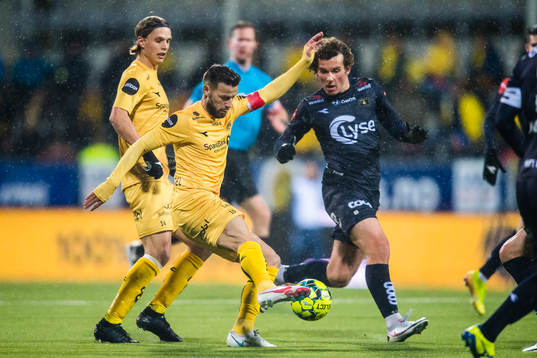 Philip Zinckernagel of Bodø/Glimt and Joe Zen Robert Bell