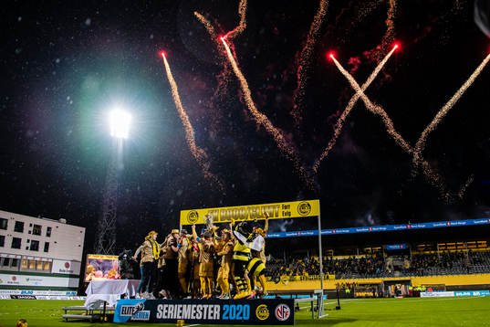 Players of Bodø/Glimr celebrates with the trophy