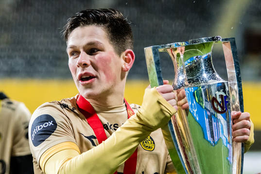 Sondre Brunstad Fet of Bodø/Glimt with the trophy