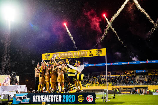 Players of Bodø/Glimt celebrates with the trophy