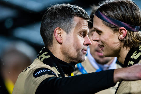Kjetil Knutsen, head coach of Bodø/Glimt, hugs Ulrik