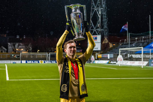 Alfons Sampsted of Bodø/Glimt celebrates with the trophy