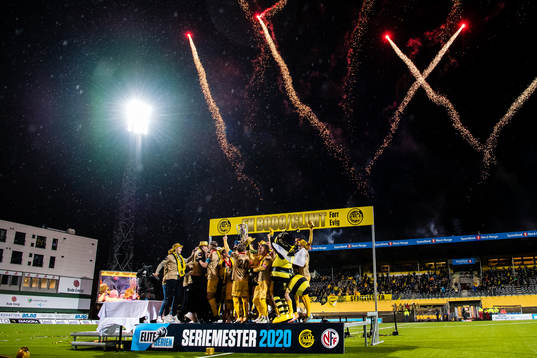 Players of Bodø/Glimr celebrates with the trophy