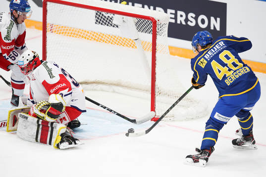 Jonathan Berggren of Sweden scores the 1-0 goal