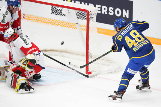 Jonathan Berggren of Sweden scores the 1-0 goal