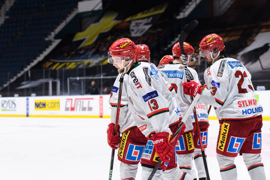 Modos Johan Harju jublar med lagkamrater