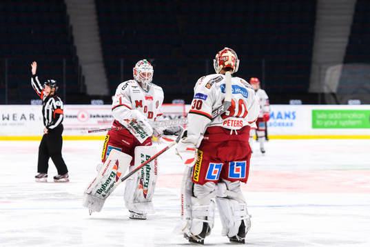 Modos målvakt Oliver Dackell byter med målvakt Anthony