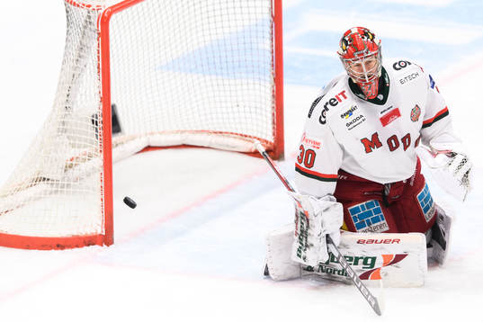 Modos målvakt Anthony Peters deppar