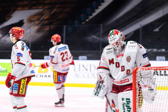 Modos målvakt Oliver Dackell deppar