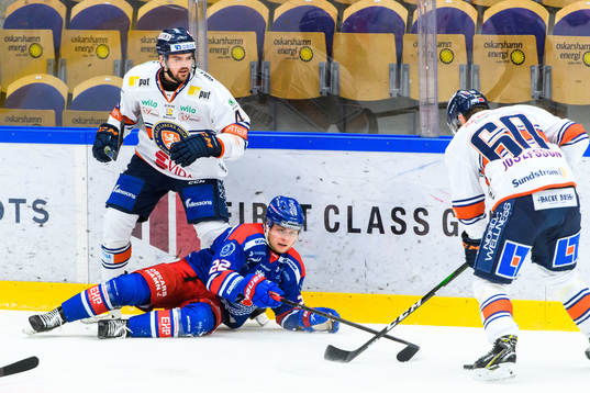 Oskarshamns John Dahlström och Växjös Brendan Shinnimin