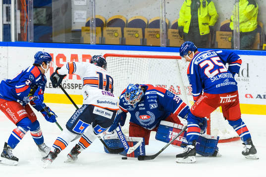 Växjös Richard Gynge mot Oskarshamns målvakt Joe Cannata
