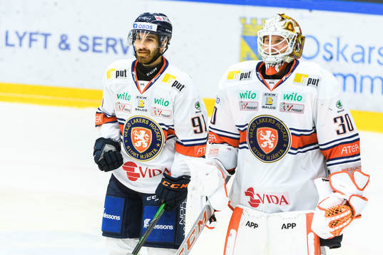 Växjös Andrew Calof och målvakt Viktor Fasth jublar
