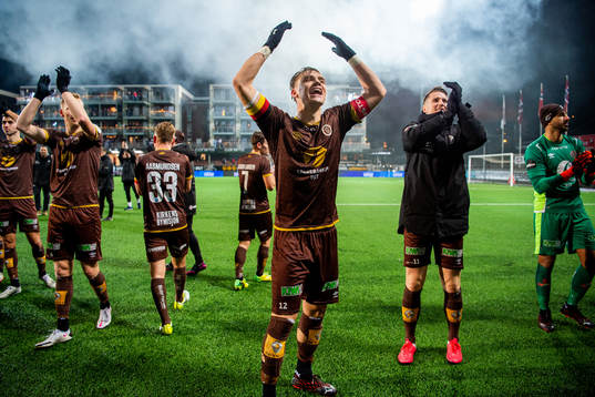 Markus Nakkim and the players of Mjøndalen celebrate