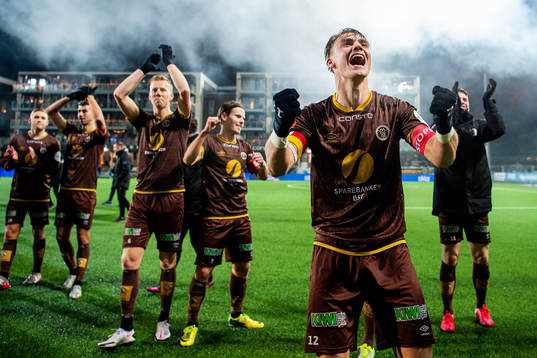 Markus Nakkim and the players of Mjøndalen celebrate