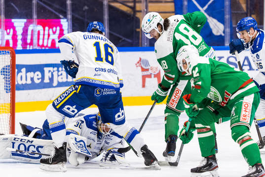 Rögles Dennis Everberg framför Leksands målvakt Janne