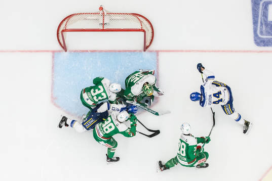 Leksands Jon Knuts och Leksands Carter Ashton framför