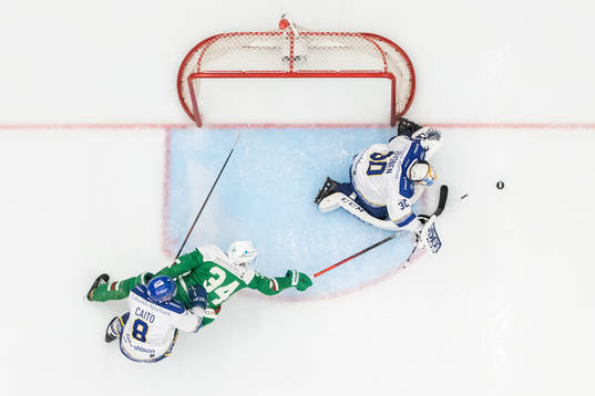 Rögles Adam Edström och Leksands Matt Caito och Leksands