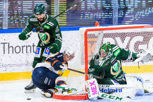 Färjestads Jesse Virtanen och målvakt Henrik Haukeland