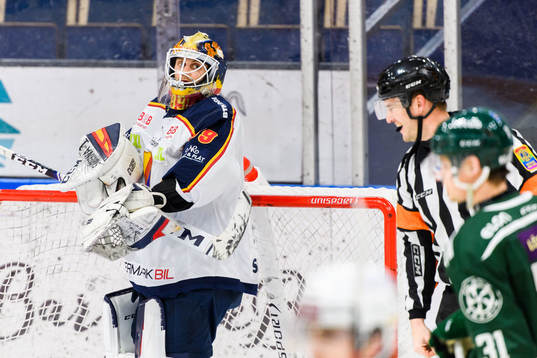 Djurgårdens målvakt Niklas Svedberg reagerar