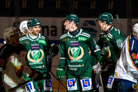 Färjestads Jacob Peterson jublar med lagkamrater