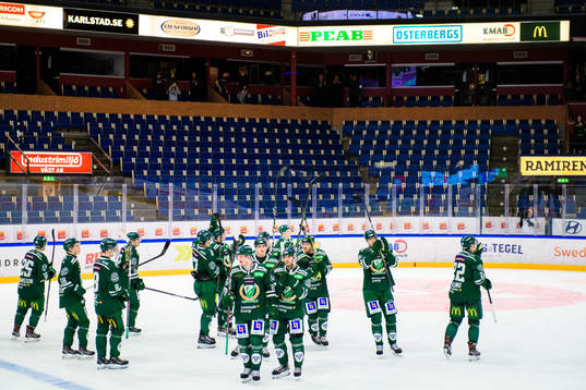 Färjestads spelare jublar och tackar publiken