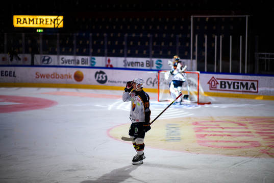 Djurgårdens William Eklund och målvakt Niklas Svedberg
