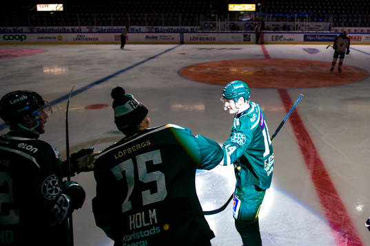 Färjestads Victor Ejdsell jublar