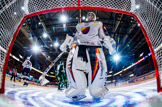 Djurgårdens målvakt Niklas Svedberg deppar