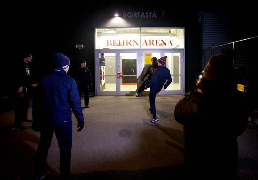 Växjöspelarna värmer upp med fotboll