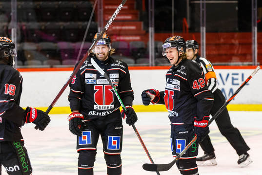 Örebros Robin Salo jublar med lagkamrater