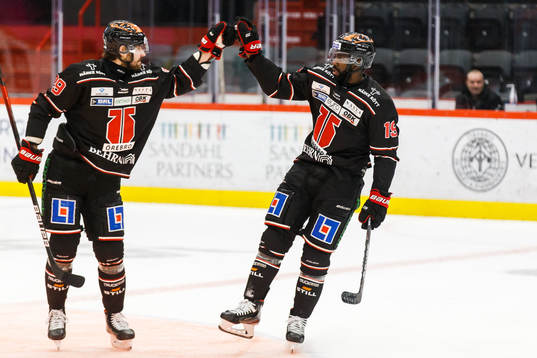 Örebros Daniel Muzito Bagenda jublar med Ludvig Rensfeldt