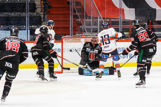 Växjös Jack Drury gör 1-1 bakom Örebros målvakt Jhonas