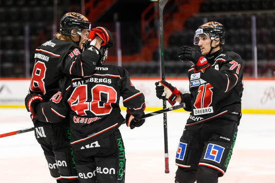 Örebros Elias Ekström jublar med lagkamrater