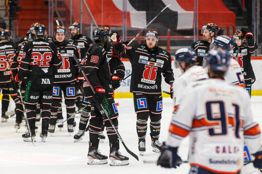 Örebros Robin Kovacs jublar med lagkamrater