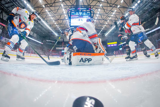 Örebros Emil Larsson gör 4-2 på Växjös målvakt Erik