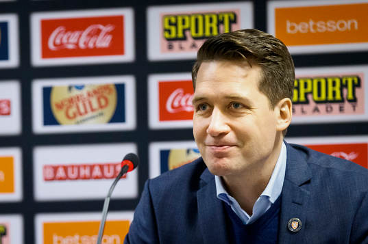 Växjös tränare Sam Hallam på presskonferens