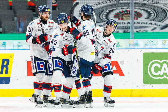 Linköpings Simon Lundmark jublar med lagkamrater