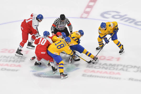 lbin Sundsvik takes the opening face-off