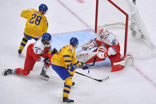 Simon Holmström shoots