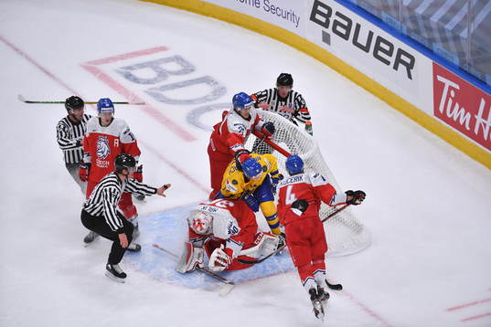 Theodor Niederbach battles in front of the net