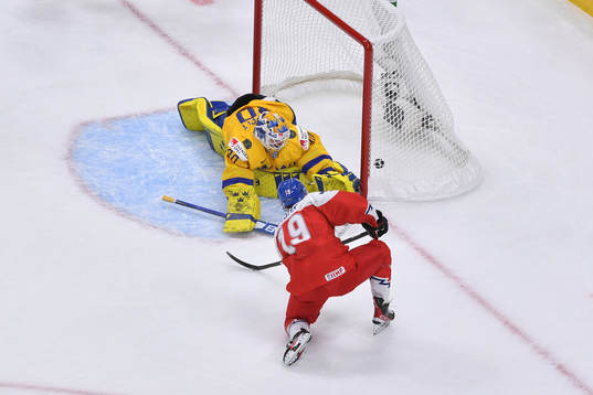 Jan Mysak scores a first period goal