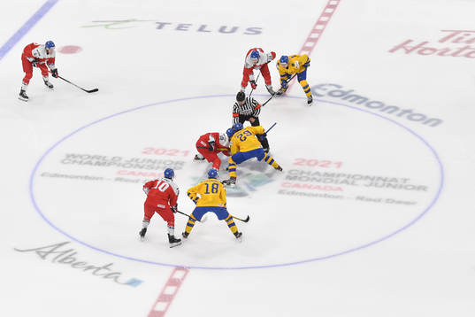 Albin Sundsvik takes the opening face-off