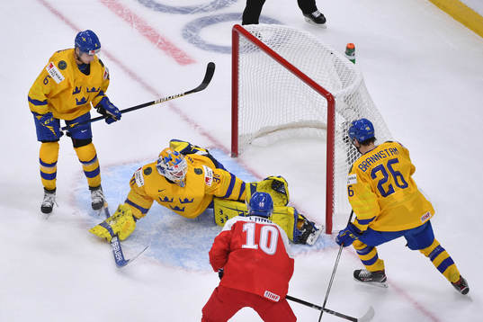 Hugo Alnefelt makes a first period save